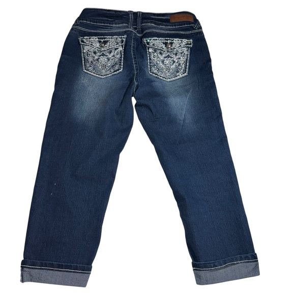 Wallflower Juniors SZ 7 Capris Dark Blue Faded Whiskering Rhinestones Stitching - Picture 4 of 8